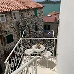 Karmelita's Place 4*